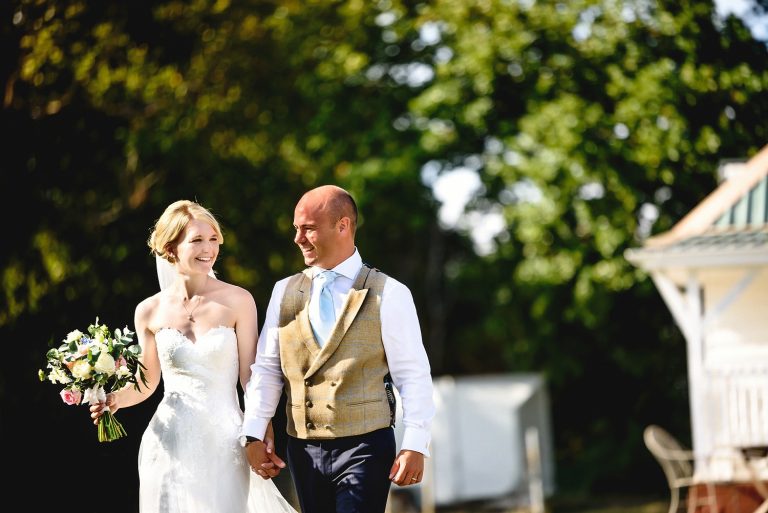 how to get natural wedding photos